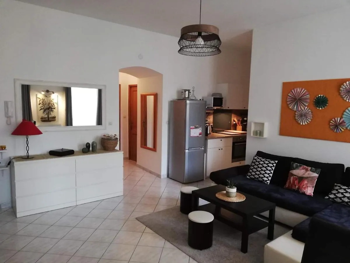Apartment Orange: Appartement Pratique Et Idealement Place Orange