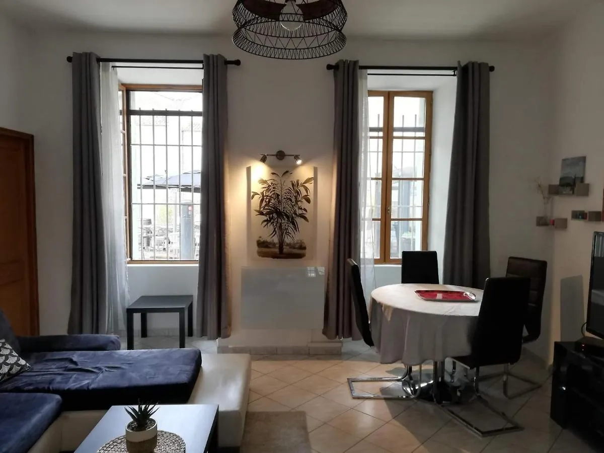 Orange: Appartement Pratique Et Idealement Place Orange  Orange (Vaucluse)