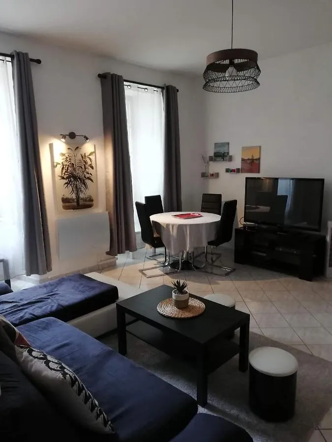 Orange: Appartement Pratique Et Idealement Place Orange  France